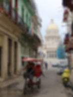 Rua movimentada e capitólio em Habana Vieja, Cuba