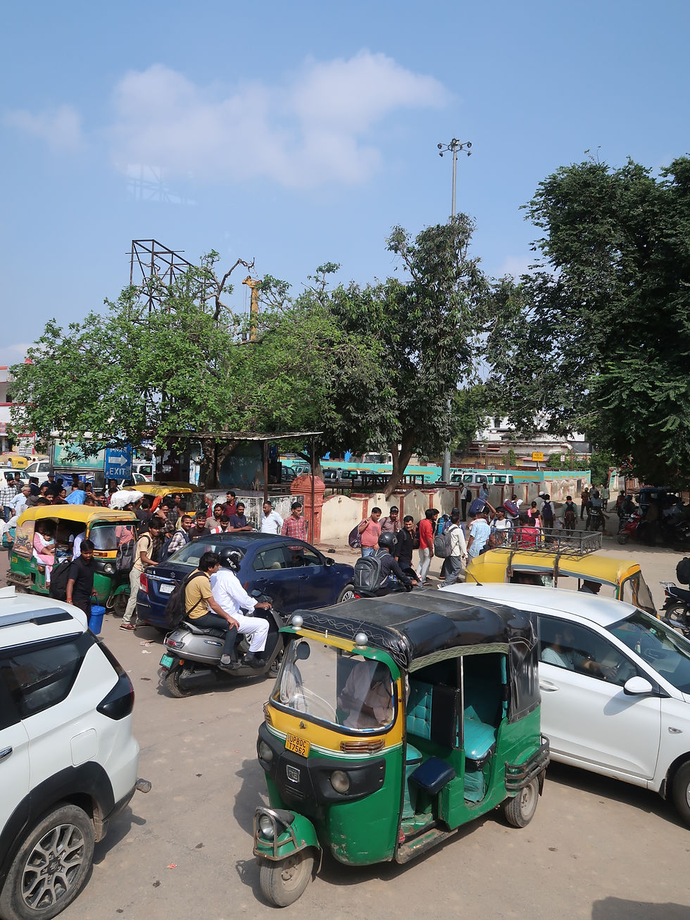 Carros, motas, tuktuks em Agra, Índia