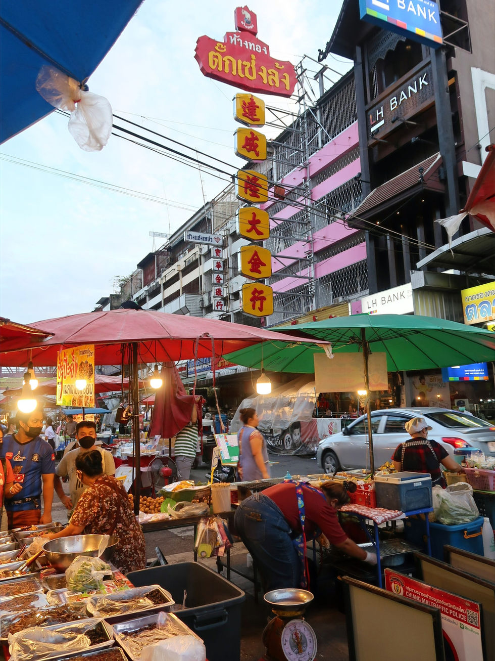 Banca de comida no mercado de rua Warorot, Chiang Mai, Tailândia