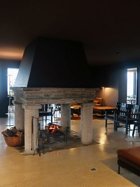 Lareira acesa na Casa de São Lourenço, Manteigas, Portugal