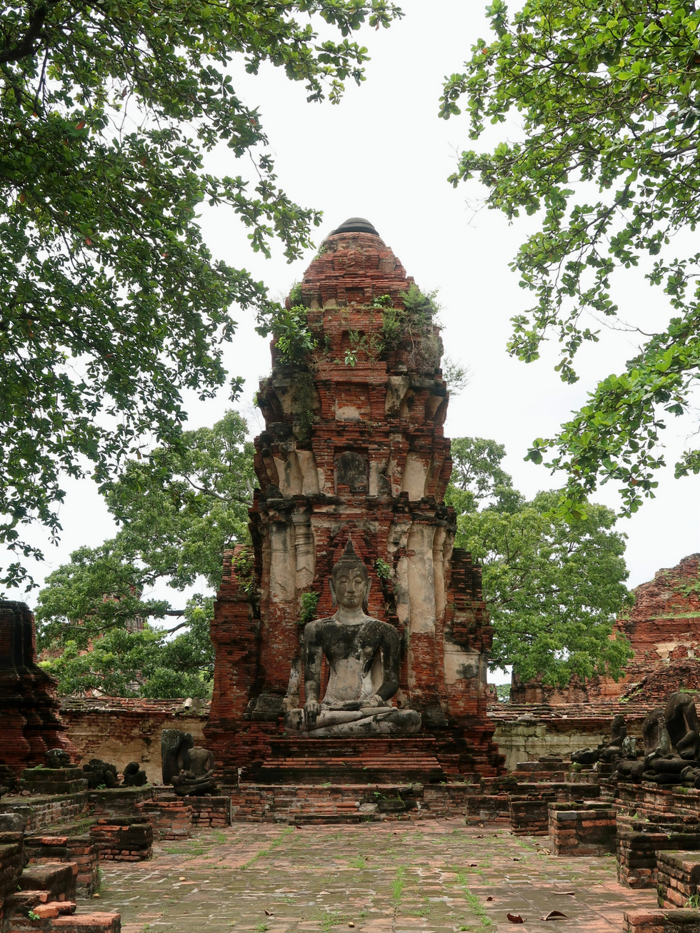 Chedi com estátua do Buda em Wat Mahathat, Ayutthaya, Tailândia