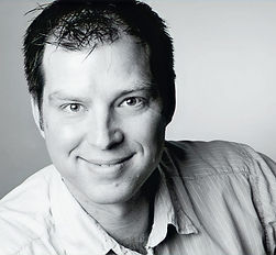 Porträt des Kai Kubierske – sein freundliches Lächeln und ruhiger Blick vermitteln Kompetenz, Empathie in der TCM