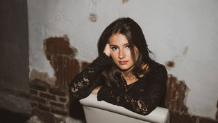 Join singer-songwriter Francesca Tarantino for an exclusive and intimate showcase in Orlando