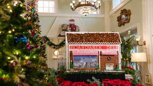 Gingerbread Displays, Christmas Decorations and more returning to Walt Disney World Hotels for the Holidays 2025