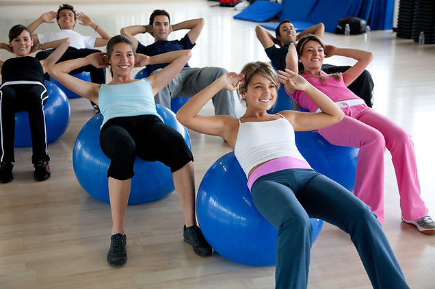 Activación abdominal con brazos mariposa en clase dirigida para Samira Fitness