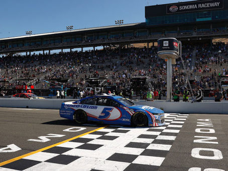 Larson se recupera e vence no “roval”; oito pilotos avançam nos playoffs