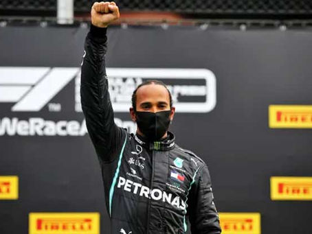 Com a mão no título