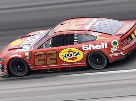 Logano supera Kyle Busch e vence primeira prova da NASCAR Cup em Gateway