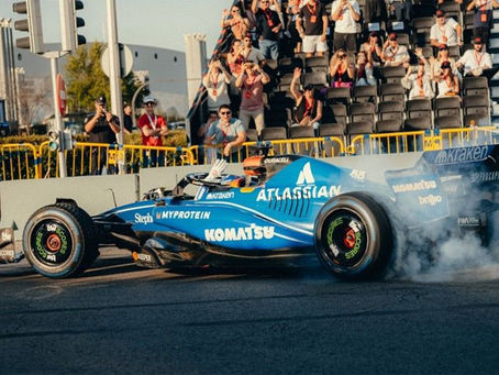 Carlos Sainz estreia circuito de Madri em evento histórico da F1