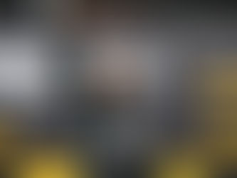 Com a mão no título