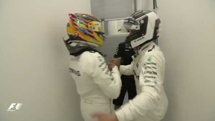 Hamilton cumprimenta Bottas no box da Mercedes