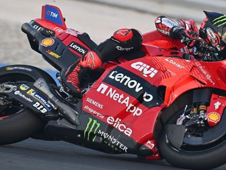 Bagnaia vence Martin em Sepang e adia decisão para a última etapa