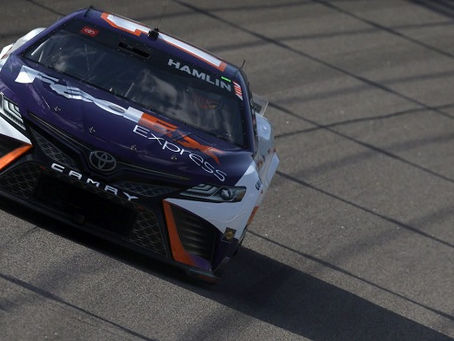 Denny Hamlin empurra Kyle Larson para vencer primeira do ano em Kansas