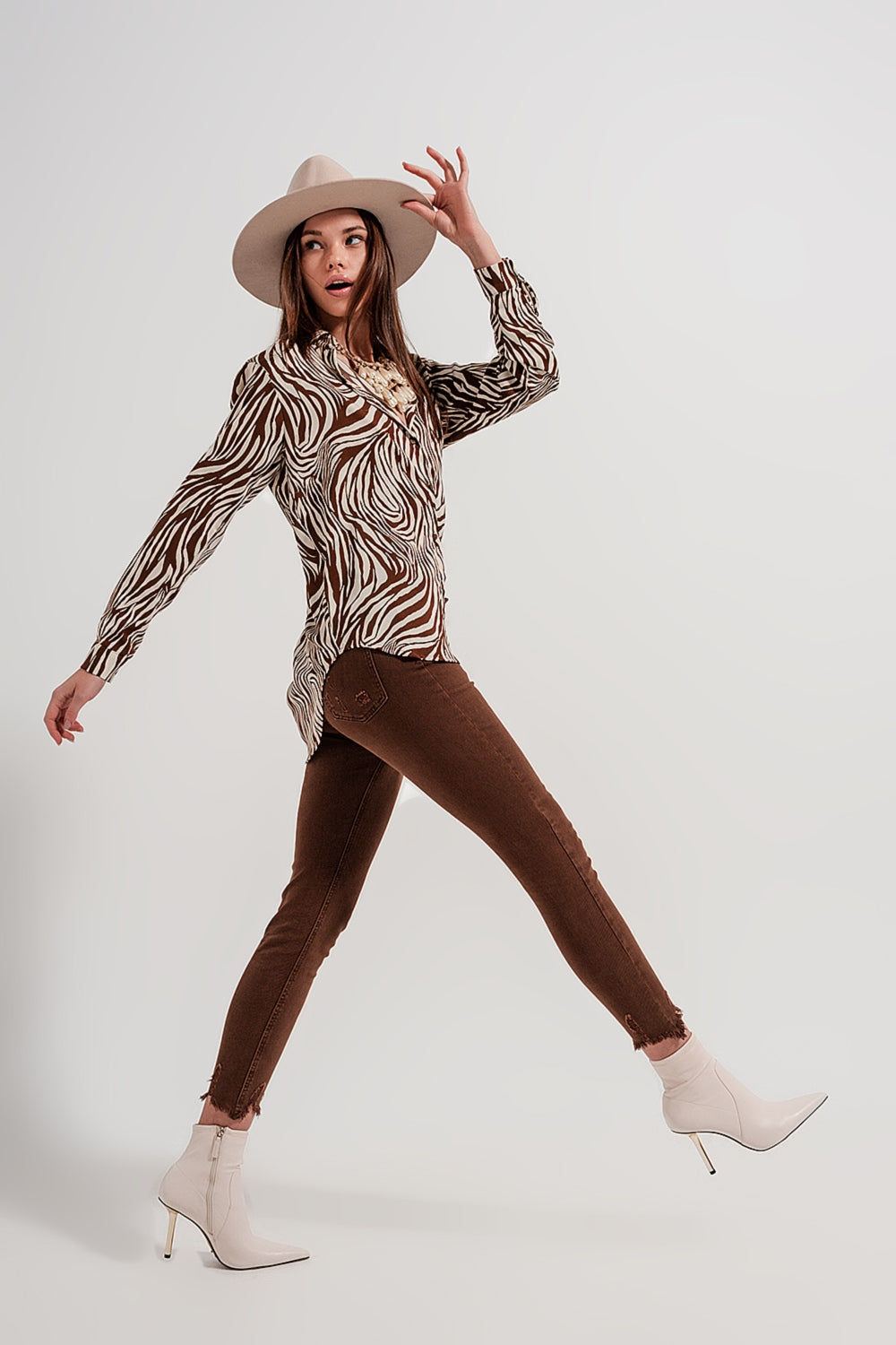 Skinny jeans with raw hem in brown