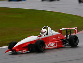 Giacomello crava pole e puxa grande grid no Velopark