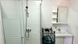 Salle de bain avec cabine de douche