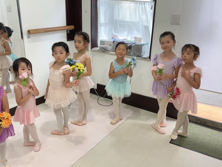 5番の足のポジションが身につくと美しい足に😍