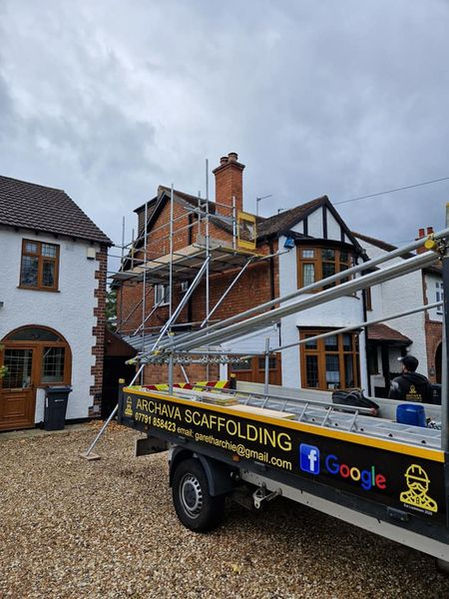 Archava scaffolding truck next to house