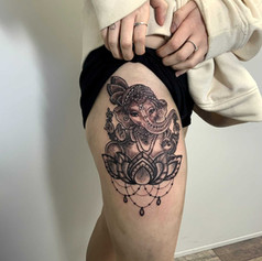 Traditional pattern tattoo on right leg