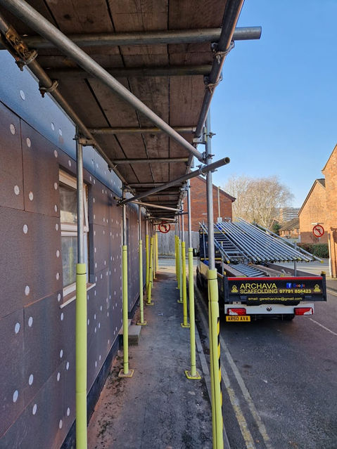 Archava Scaffolding Truck next to scaffolding
