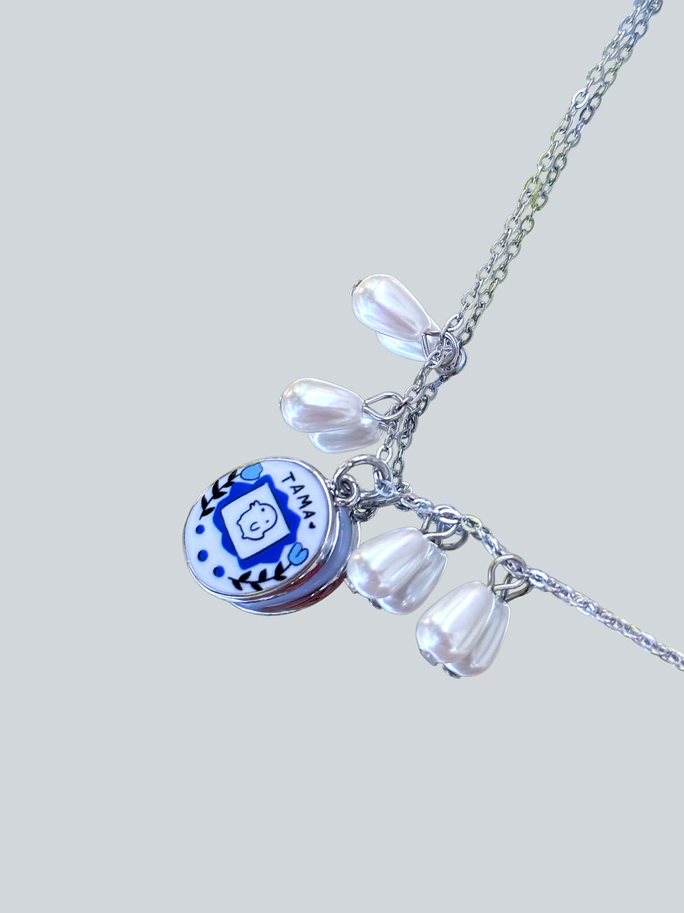 Silver necklace with white pearl and charmed petals