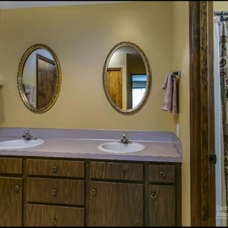 owner's suite bath before remodeling