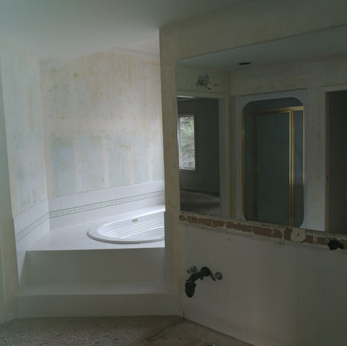 Owner's Suite Bathroom before a home remodel