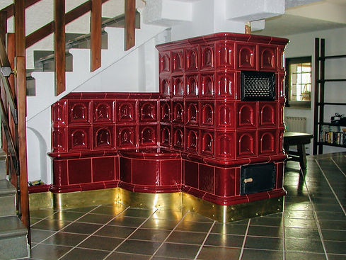 Stufa in maiolica su misura con struttura interna in materiale refrattario e sistema ad accumulo per riscaldamento radiante