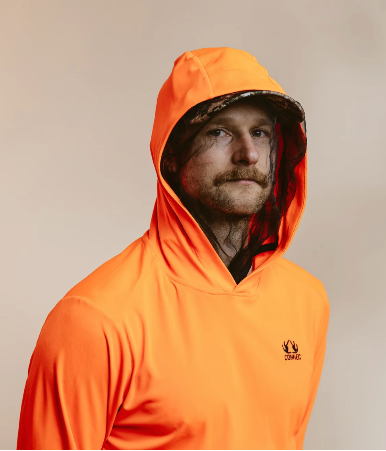 Homme portant le Hoodie LT Draft de Connec orange fluo.