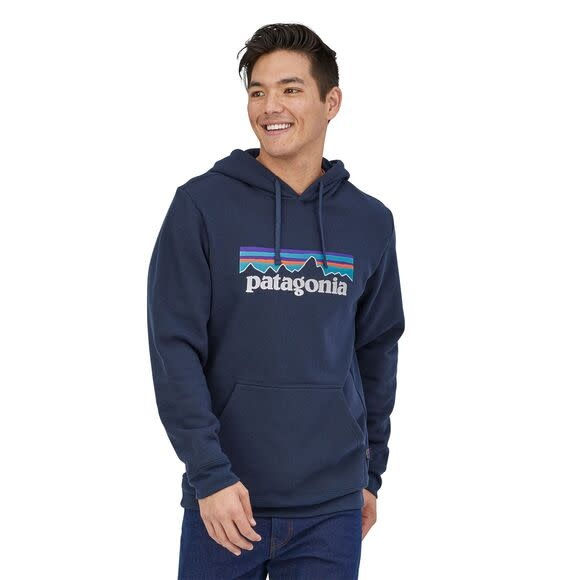 Homme portant le sweat à capuche Patagonia P-6 Logo Uprisal bleu.