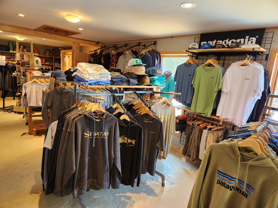 Intérieur de la boutique spécialisée en pêche à la mouche et vêtements d'activité extérieures 