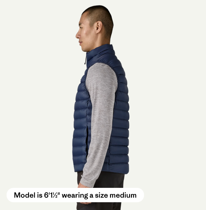 Profil d'un homme portant une veste Patagonia Down Sweater bleue en taille M.