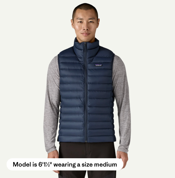 Homme portant une veste sans manches Patagonia Down Sweater bleue
