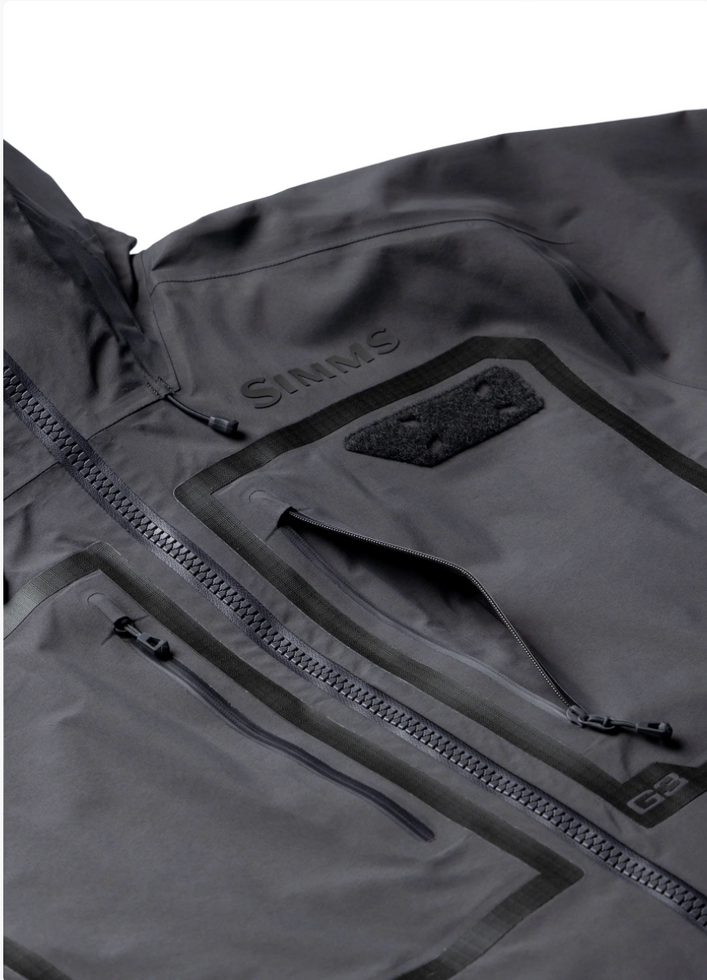 Détails des poches et logo Simms de la veste G3 Guide
