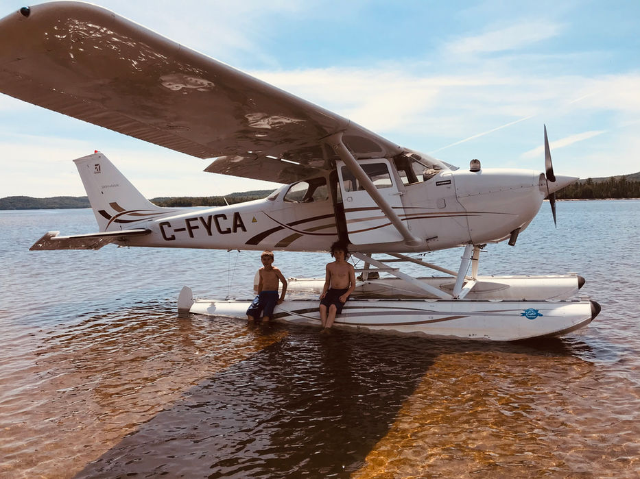 Un hydravion sur le réservoir Kiamika
