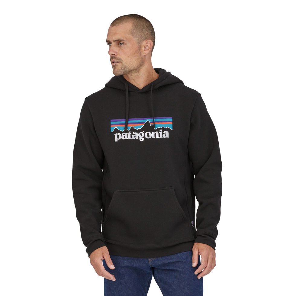 Homme portant le hoodie Patagonia P-6 Logo Uprisal noir.