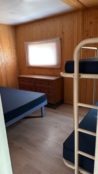 chambre avec 1 lit double et deux lits simples