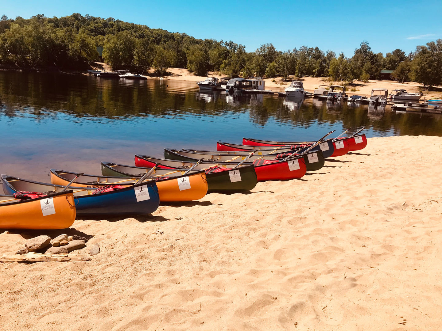 La flotte de canots tout équipés sur les plages de sables de la pourvoirie Cécaurel