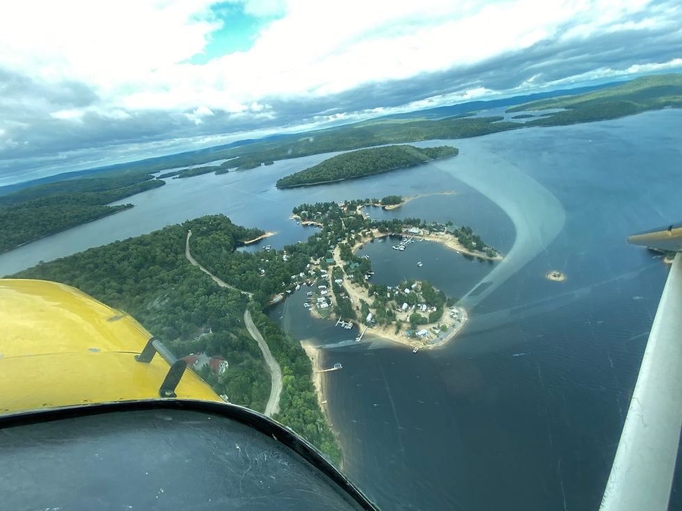 vue du réservoir Kiamika et de la pourvoirie vue d'un hydravion