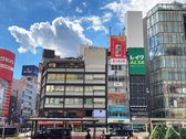 「池袋西口駅前」に掲載の貴州茅台酒の看板広告 新デザインにリニューアル!