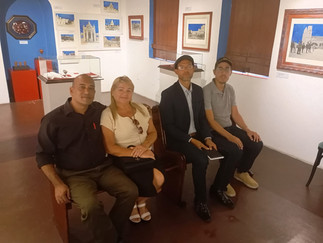 Monarquistas posam para foto sentados