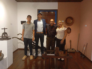 Monarquistas posam em conjunto em espaço com objetos e utensílios históricos.