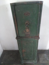 Foto externa de cofre antigo.