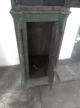 Foto interna de cofre antigo.