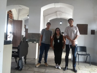 Monarquistas posam com funcionária do museu.