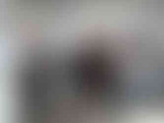 Monarquistas posam com funcionária do museu.