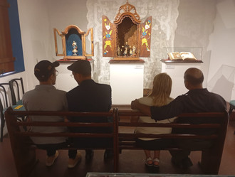 Monarquistas sentam em frente a capela