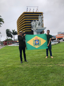 Monarquistas do Barões da Restauração posam para foto em frente ao SESI Museu Digital. Da esquerda para à direita: Marcelo Braz e Arthur Bosco.