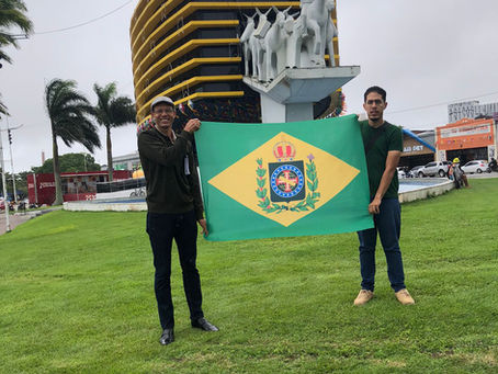Monarquistas do Barões da Restauração posam para foto em frente ao SESI Museu Digital. Da esquerda para à direita: Marcelo Braz e Arthur Bosco.
