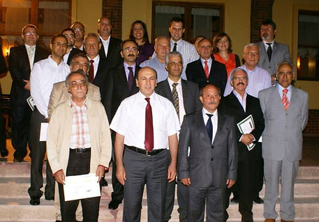 Klinik Psikolog Özge Özdemir Köz –Balıkesir Baro kokteylinde teşekkür sertifikasını alırken